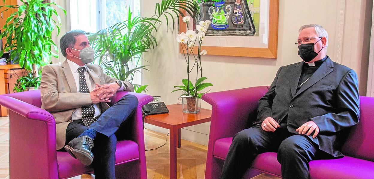 El alcalde José Antonio Serrano y el obispo Lorca Planes, ayer, durante la reunión en La Glorieta. 