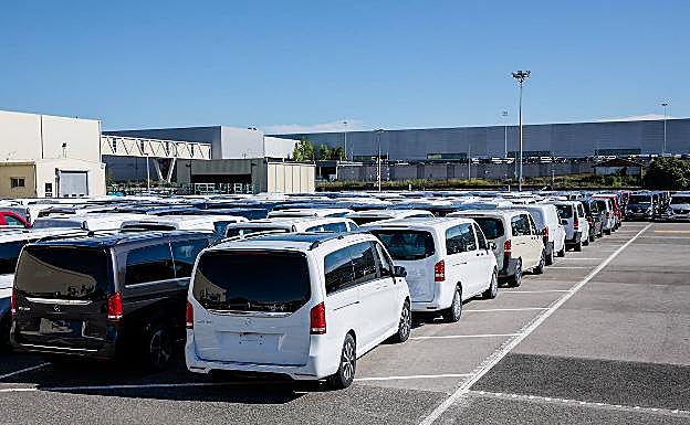 Furgonetas almacenadas en la campa de Mercedes Vitoria a la espera de la llegada de semiconductores 