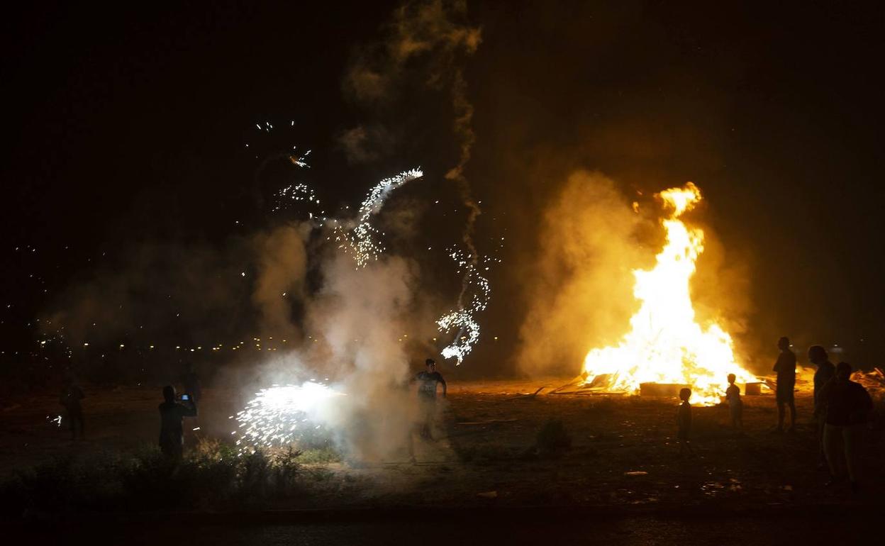 Las hogueras de San Juan en Cartagena, en una imagen de archivo.