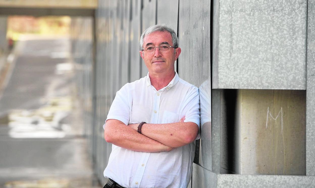El investigador Fernando Merino, en la Facultad de Económicas del campus de Espinardo, en Murcia.