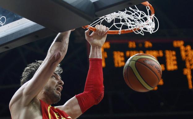 Pau Gasol, tras un mate con la selección española.