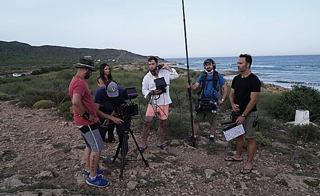 Riesgo (c), junto a algunos de sus compañeros de producción, durante un descanso. 