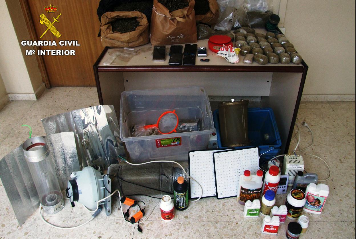 La droga y los bienes aprehendidos en la casa okupada en Cartagena.