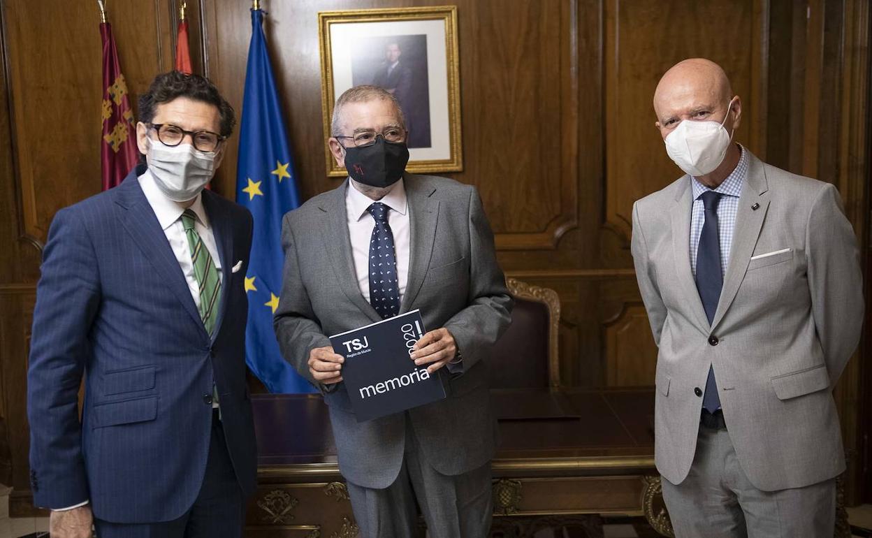 El presidente del Tribunal Superior de Justicia de la Región (TSJMU), Miguel Pasqual del Riquelme; el presidente de la Asamblea Regional, Alberto Castillo y el secretario de Gobierno, Javier Luis Parra, este lunes en la Asamblea Regional.