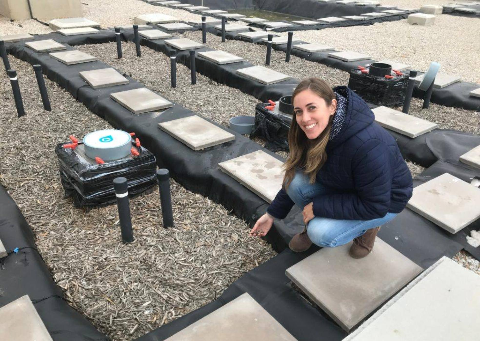 Carolina Díaz en un complejo de biorreactores con astillas experimental. 