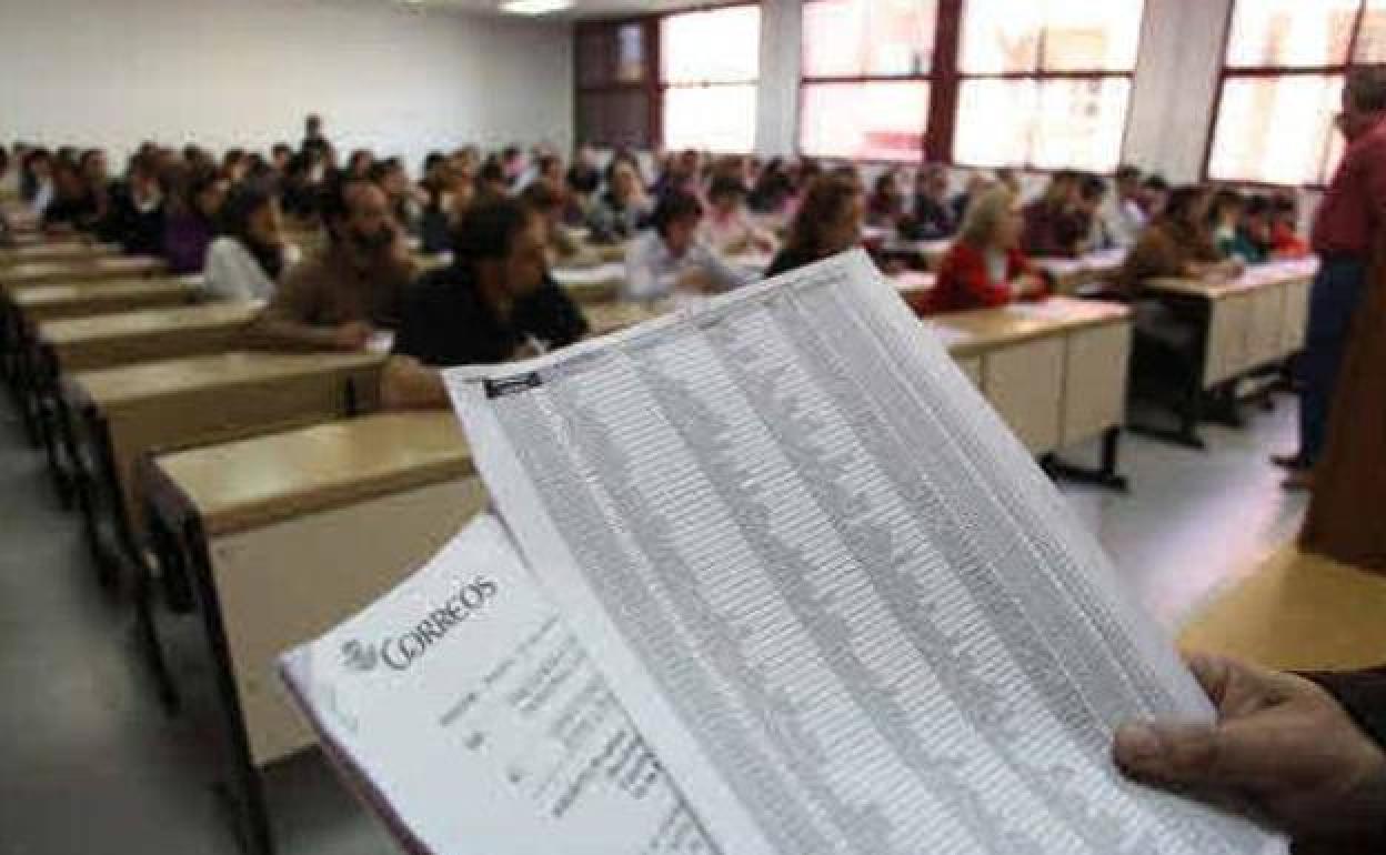 Un grupo de personas examinándose a las oposiciones de Correos, en una imagen de archivo. 