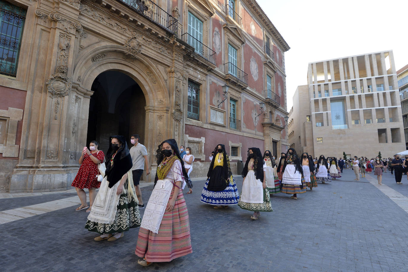 Fotos: Las candidatas a Reina de la Huerta de Murcia realizan la tradicional ofrenda floral en la Catedral