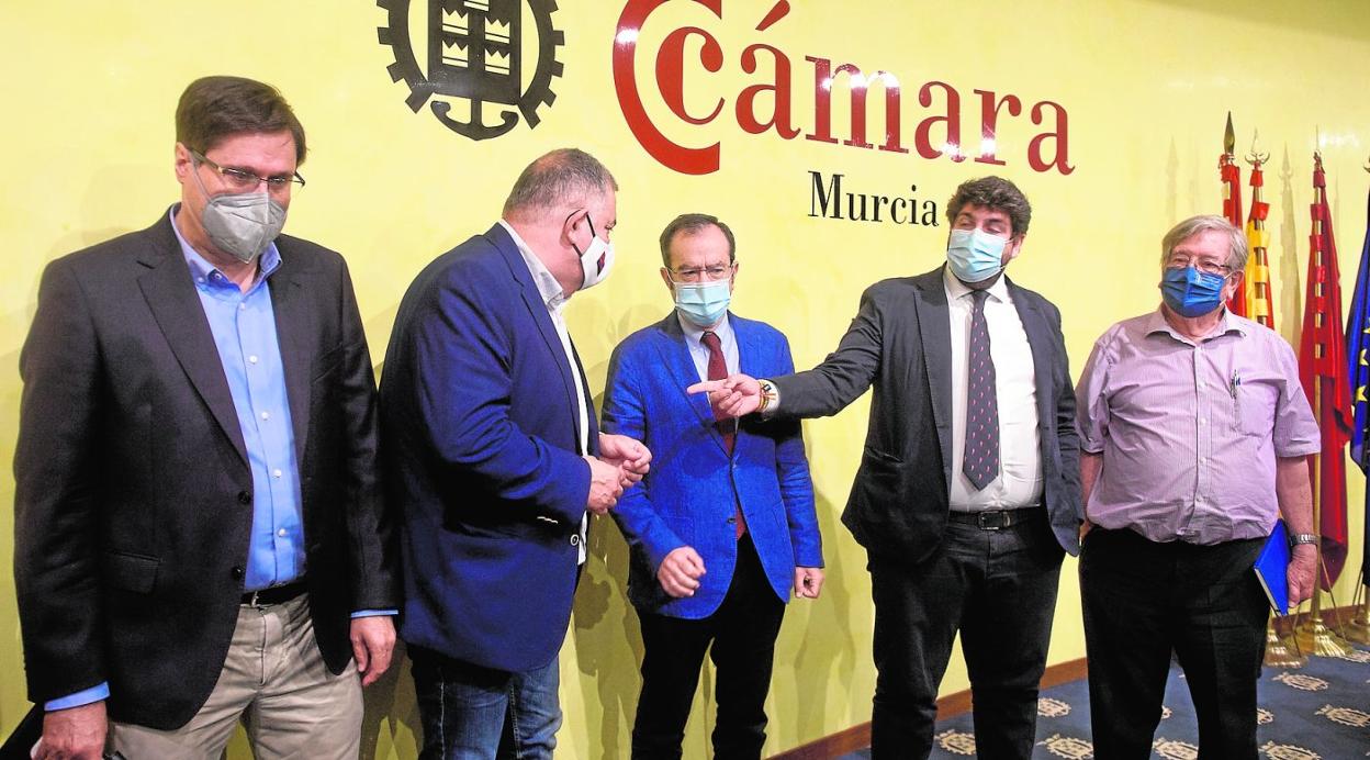 El representante de la Cámara de Comercio de Almería, Lucas Jiménez, José García Gómez, López Miras y José A. Andújar, ayer en Murcia. 