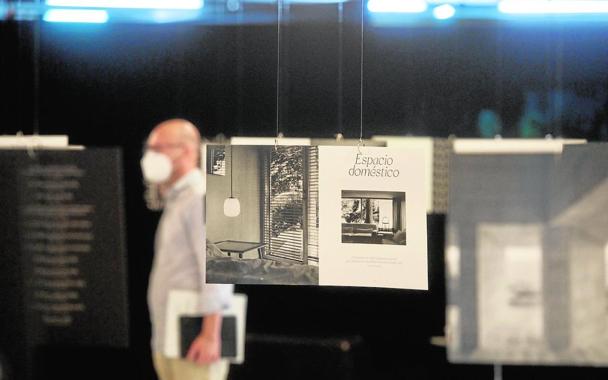 Un hombre pasea por la exposición 'La vivienda mediterránea moderna', ayer, en el Coamu . 