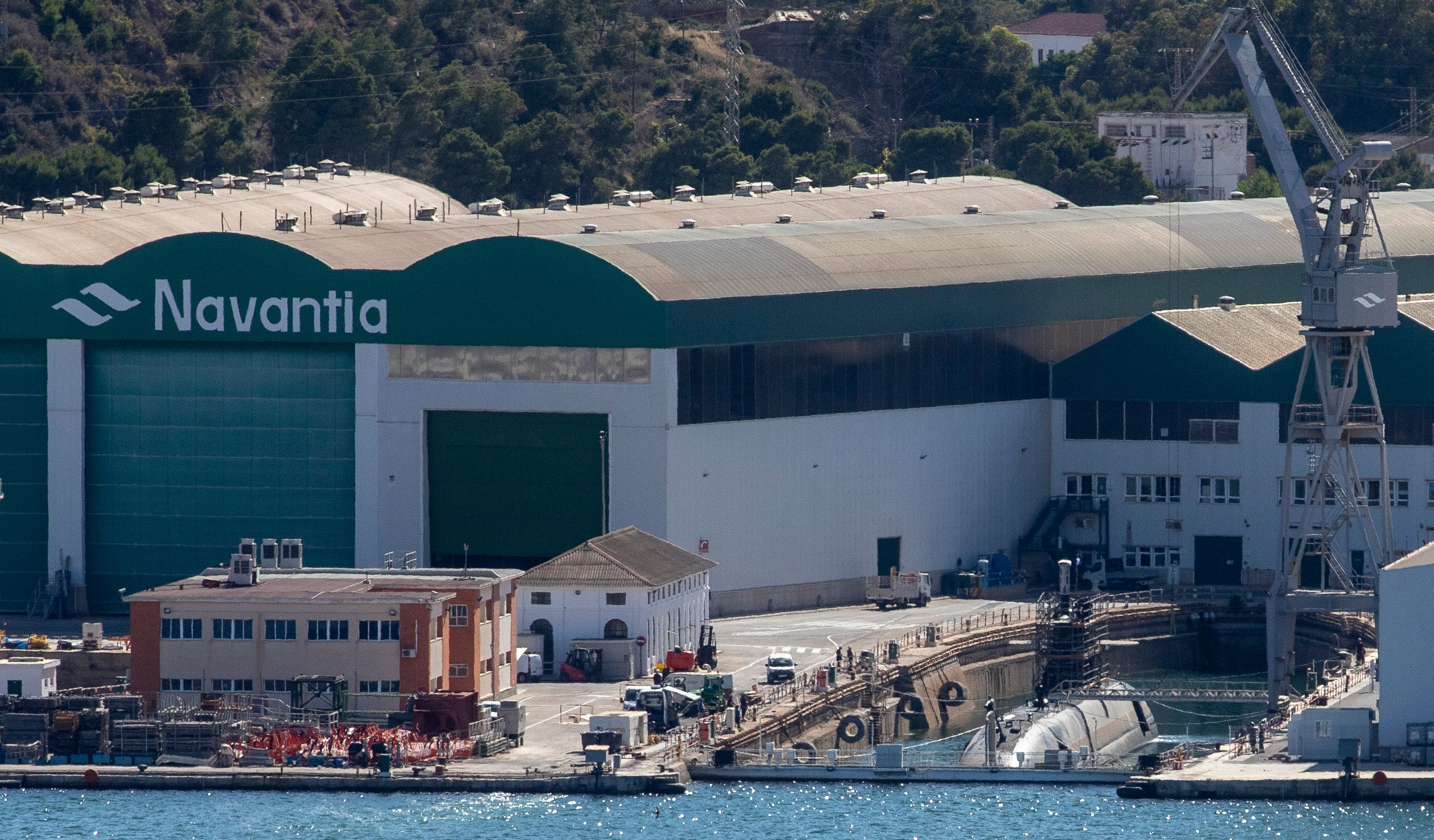 Fotos: El submarino S-81 entra al dique seco del astillero de Cartagena para el montaje de nuevos equipos