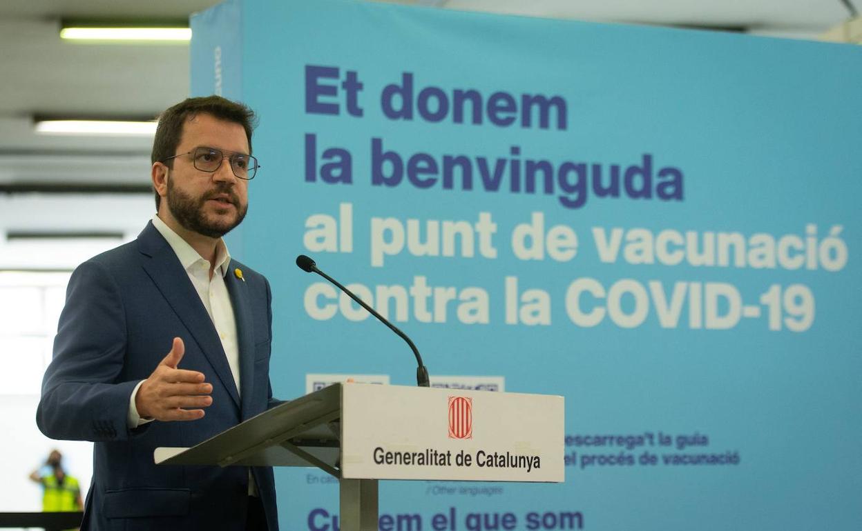 El presidente de la Generalitat, Pere Aragonès, en el centro donde fue vacunado este viernes.