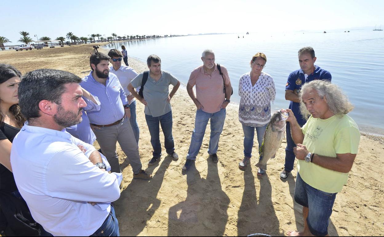 Pedro García (d) discute con el consejero Antonio Luengo (i) en presencia de Miriam Pérez, Fernando López Miras, los investigadores Javier Gilabert (UPCT) y Ángel Pérez Ruzafa (UMU) y la concejal de SanPedro del Pinatar Silvia Egea, durante la anoxia del Mar Menor en octubre de 2019.