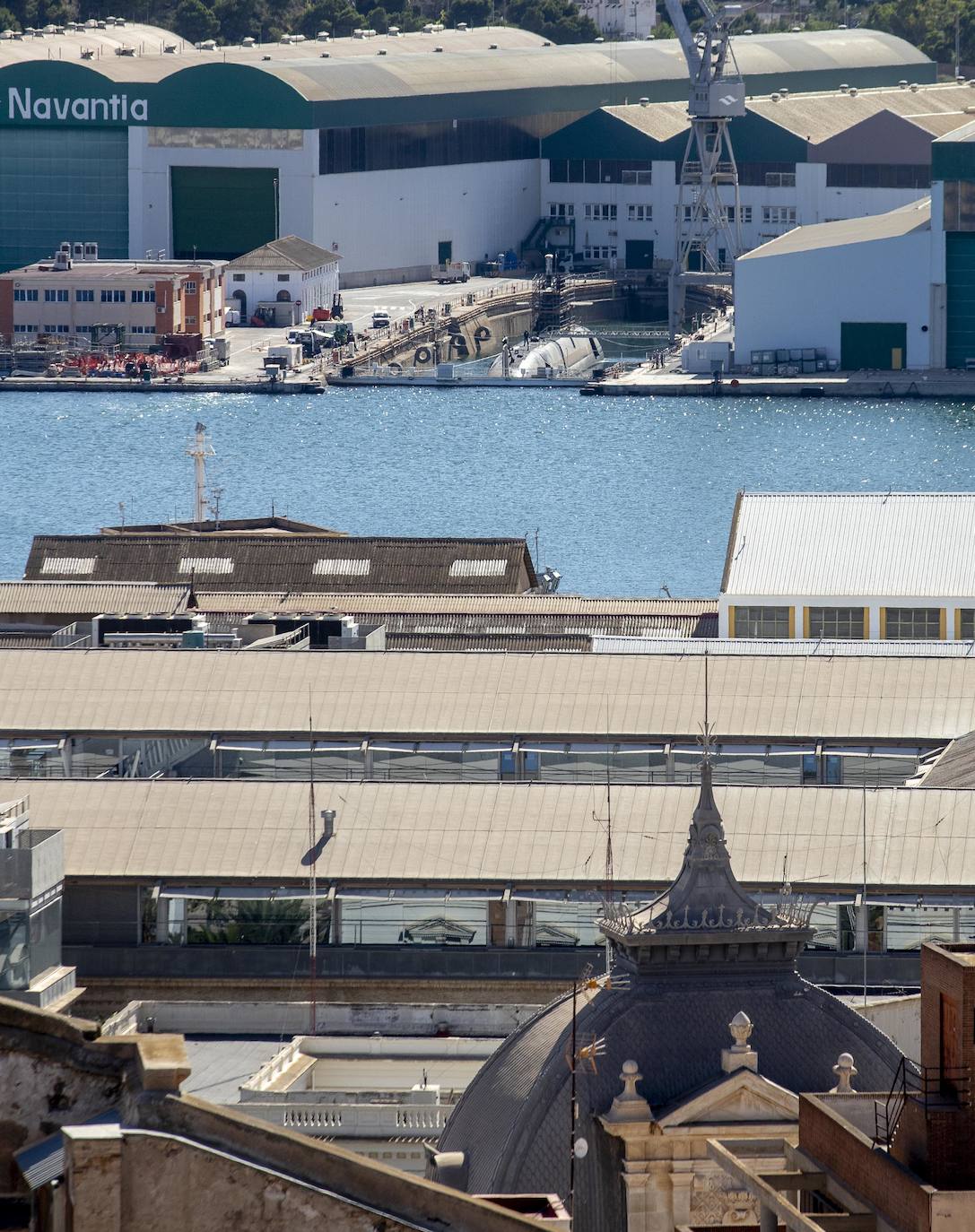Fotos: El submarino S-81 entra al dique seco del astillero de Cartagena para el montaje de nuevos equipos