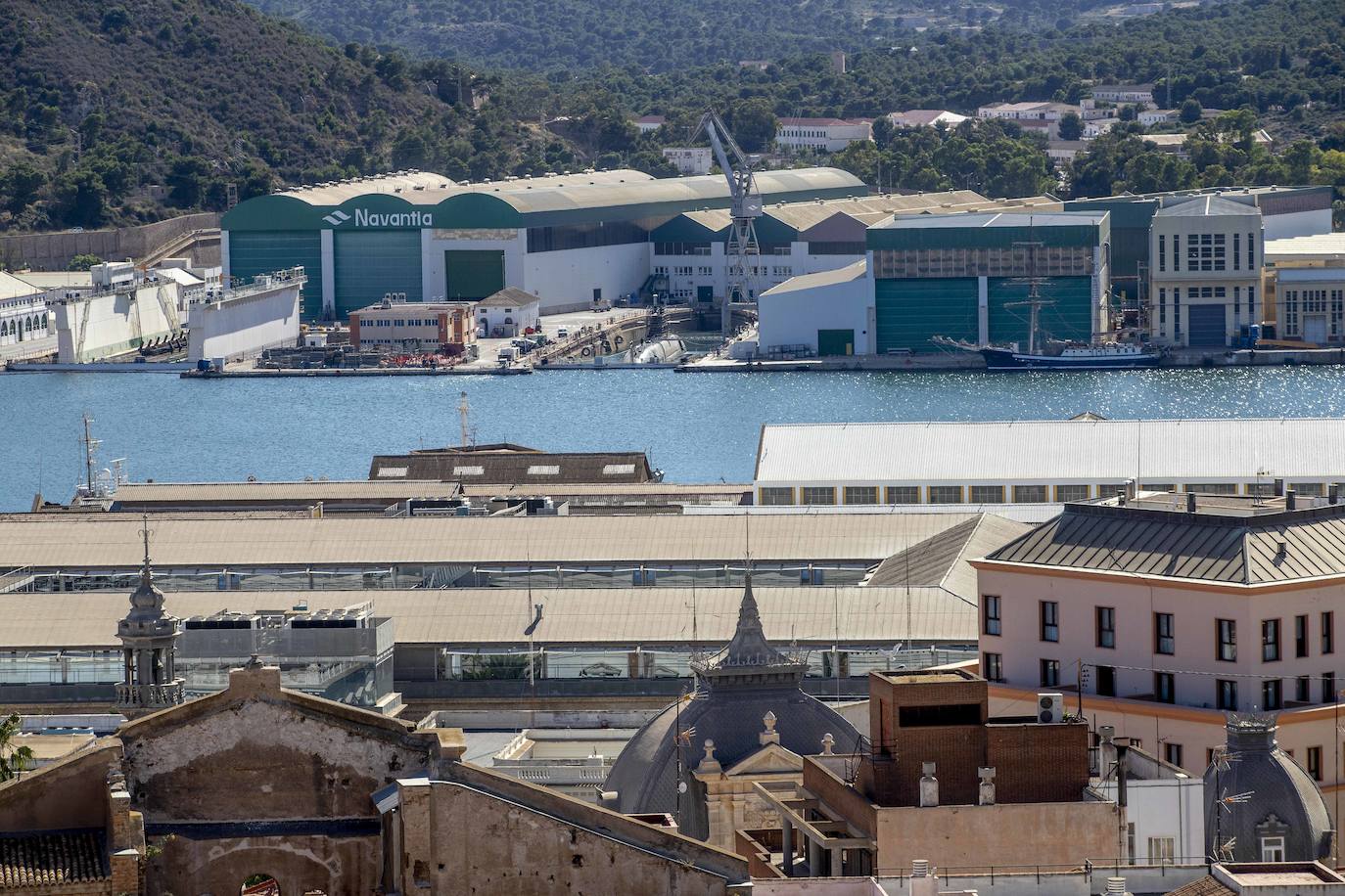 Fotos: El submarino S-81 entra al dique seco del astillero de Cartagena para el montaje de nuevos equipos