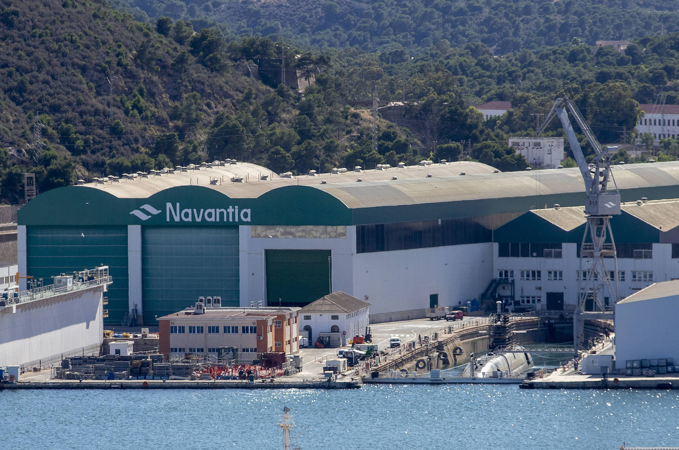 Fotos: El submarino S-81 entra al dique seco del astillero de Cartagena para el montaje de nuevos equipos