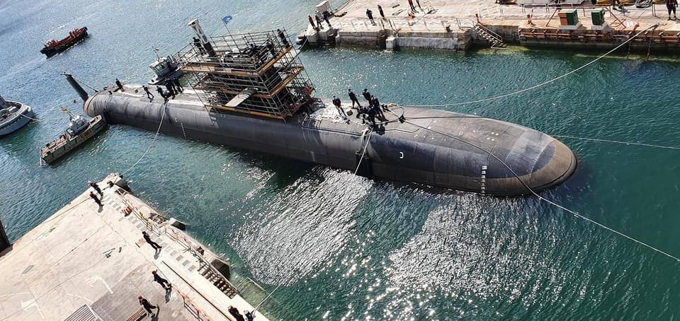 Fotos: El submarino S-81 entra al dique seco del astillero de Cartagena para el montaje de nuevos equipos