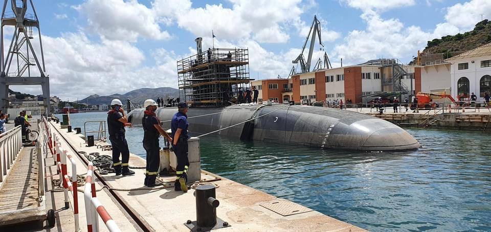 Fotos: El submarino S-81 entra al dique seco del astillero de Cartagena para el montaje de nuevos equipos