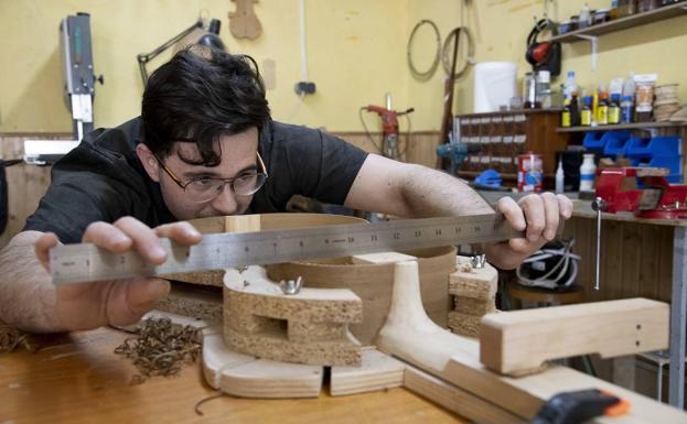 El luthier nivela los aros para poder pegar los fondos.