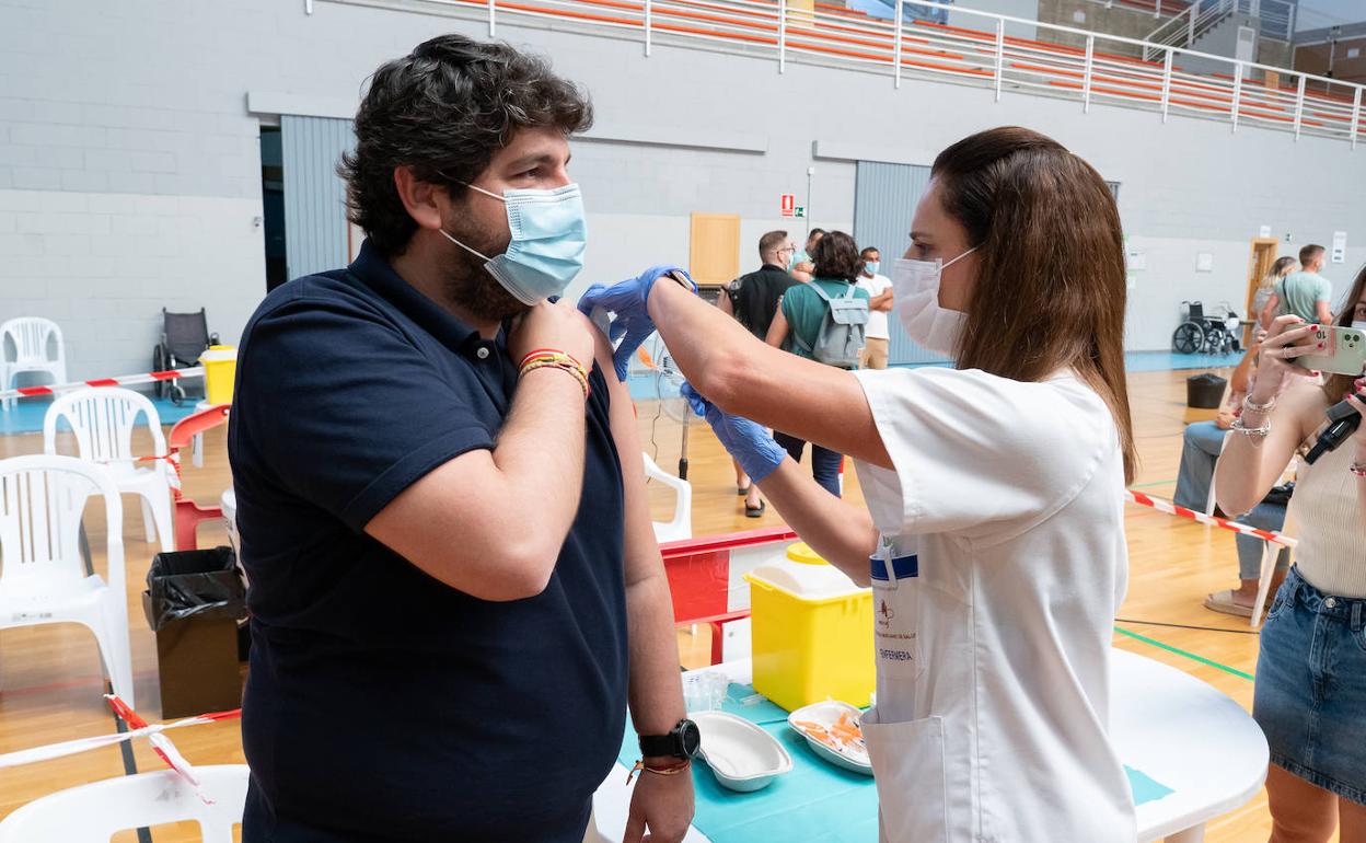 El presidente de la Comunidad, Fernando López Miras, recibe la primera dosis de la vacuna contra la Covid, este sábado, en Lorca.