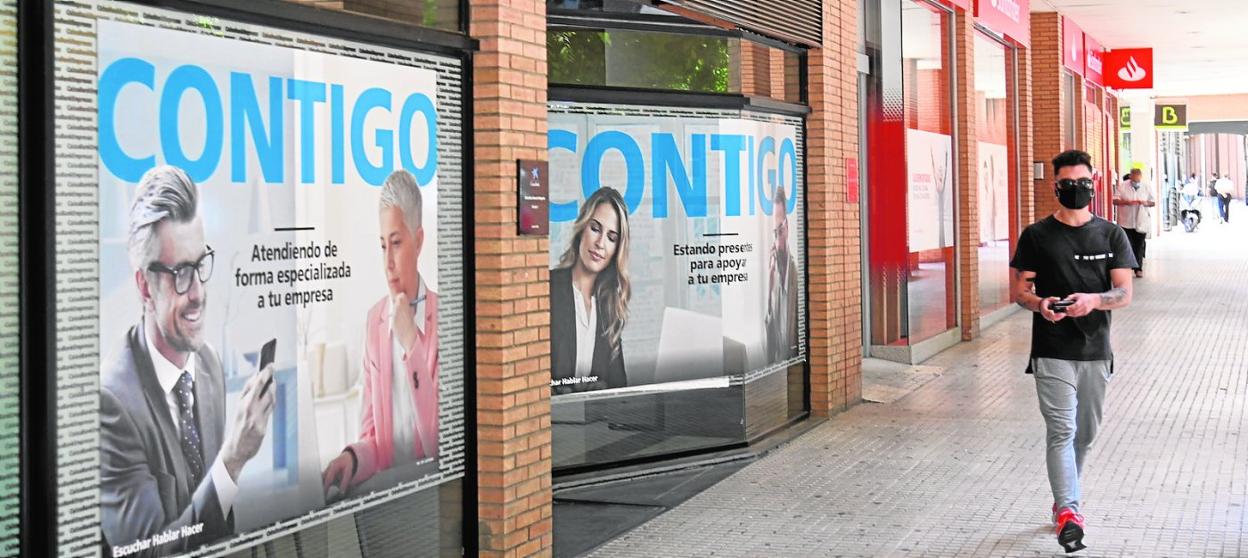 Varias sucursales bancarias dentro de una calle porticada, en una imagen de archivo. 