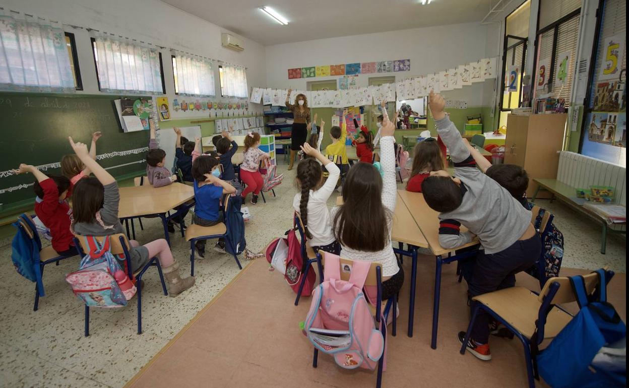 Colegios e institutos de la Región superan el curso de la Covid sin apenas  brotes | La Verdad