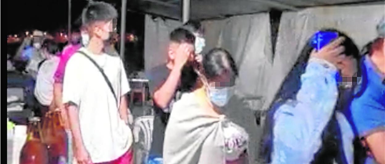 Asistentes a la fiesta de San Javier abandonan el recinto tras la llegada de la Policía Local. 