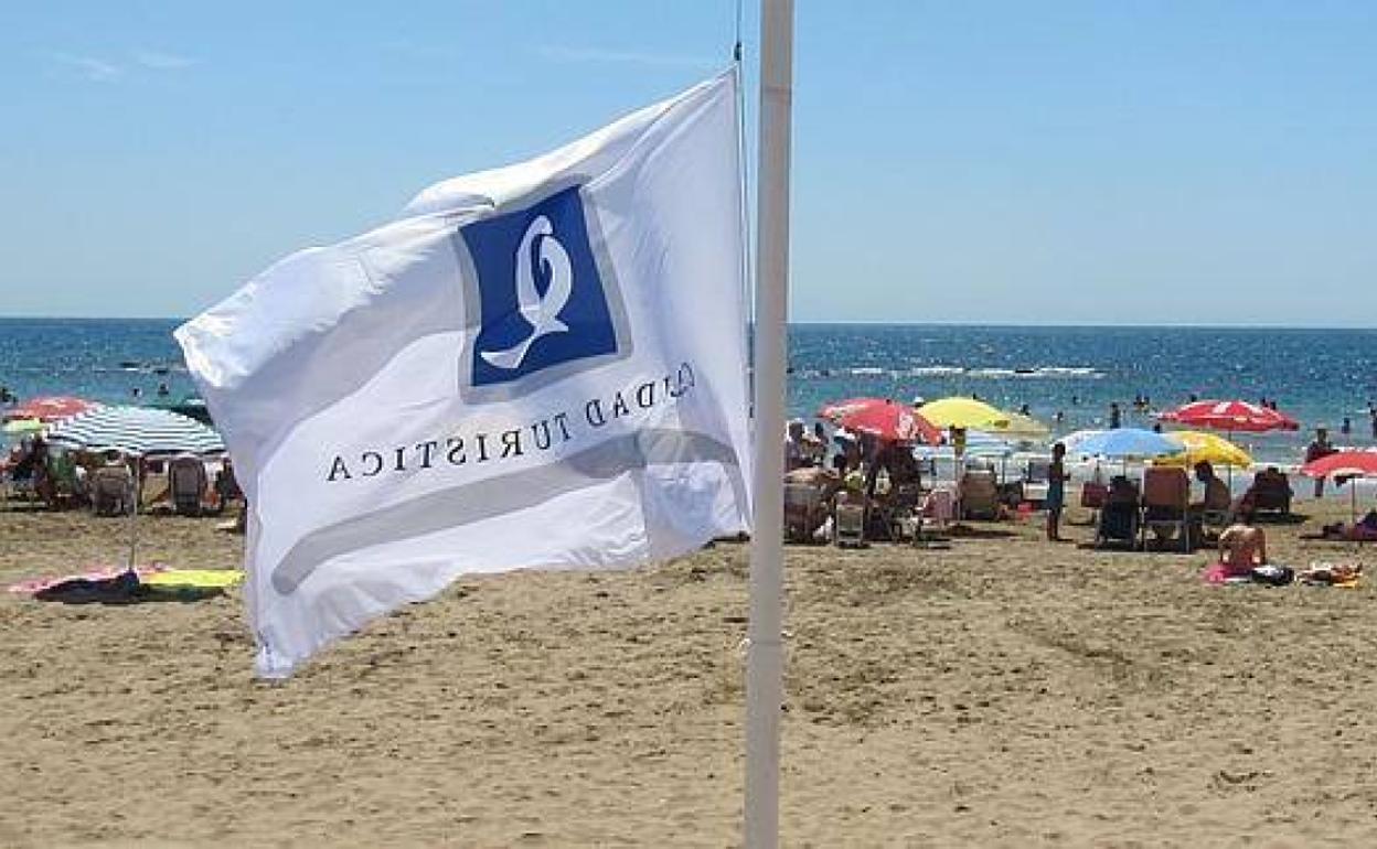 Bandera con la Q de calidad en una playa de Mazarrón. 