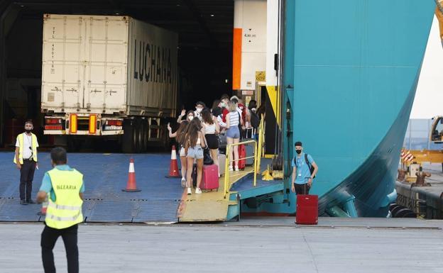 Estudiantes embarcando en el ferry que les trasladó a Mallorca el pasado 11 de junio.