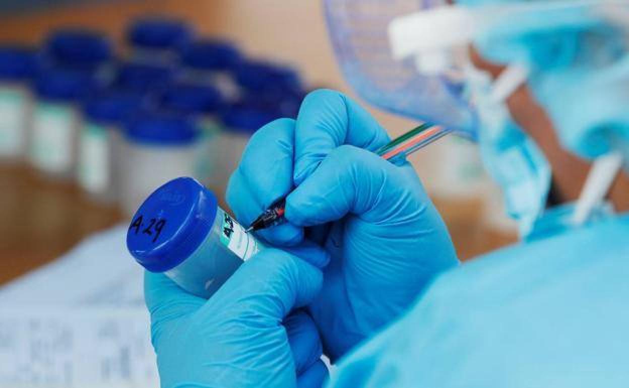 Una sanitaria marca una prueba de Covid, en una imagen de archivo.