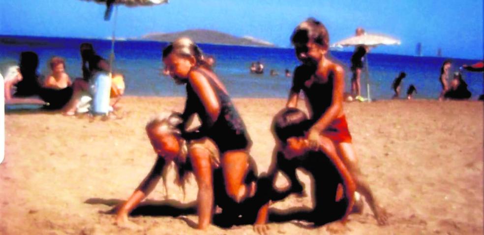 Veranos en el Mar Menor. Una de las imágenes familiares que acompañan el vídeo de la canción. 