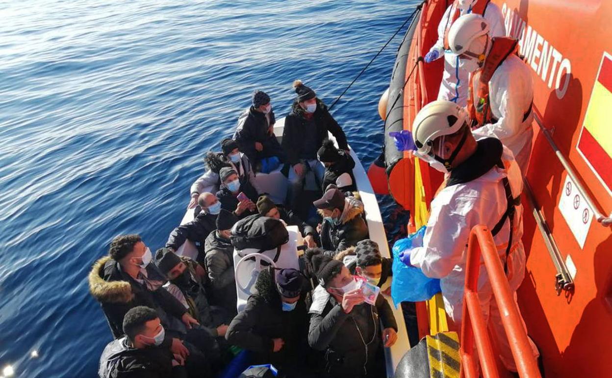 Salvamento Marítimo interceptando una patera, en una imagen de archivo.