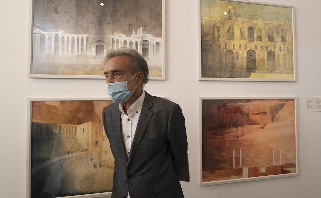 El pintor Pedro Cano junto a varias de sus obras.
