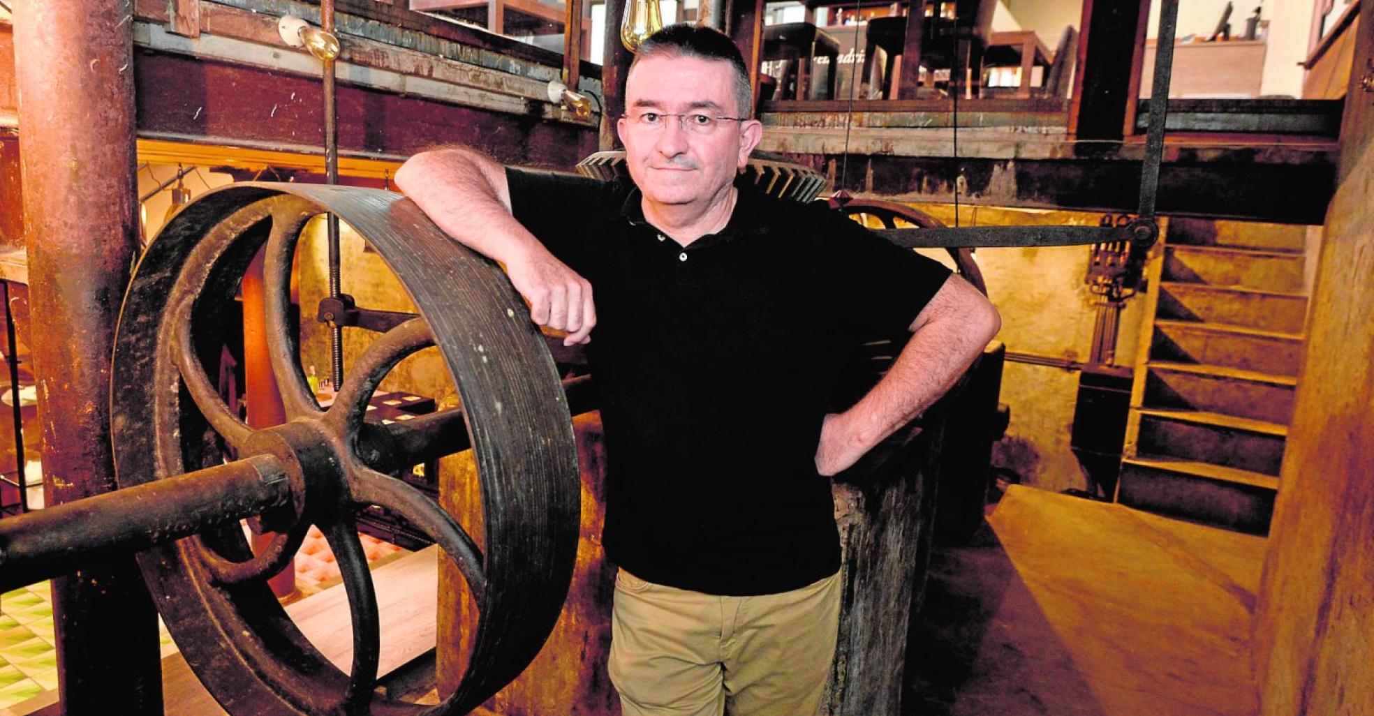 tEl arquitecto Paco Sola junto a la maquinaria recuperada del molino. 