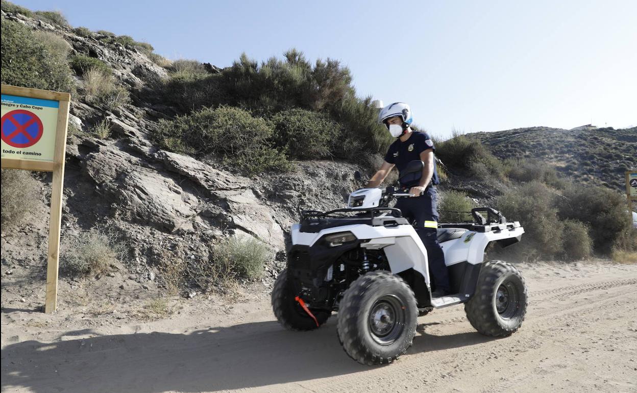 Un efectivo de Protección Civil conduce el quad que se incorpora al Plan Copla. 