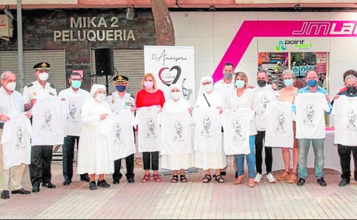 Invitados a la presentación de Cartagena por la Caridad posan con la camiseta conmemorativa con la imagen del santo Juan Pablo II. 
