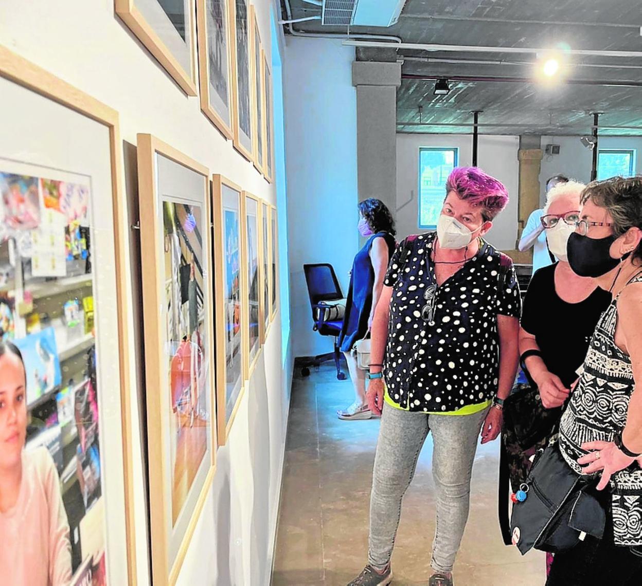 Visitantes en las nuevas exposiciones en Los Molinos del Río. 