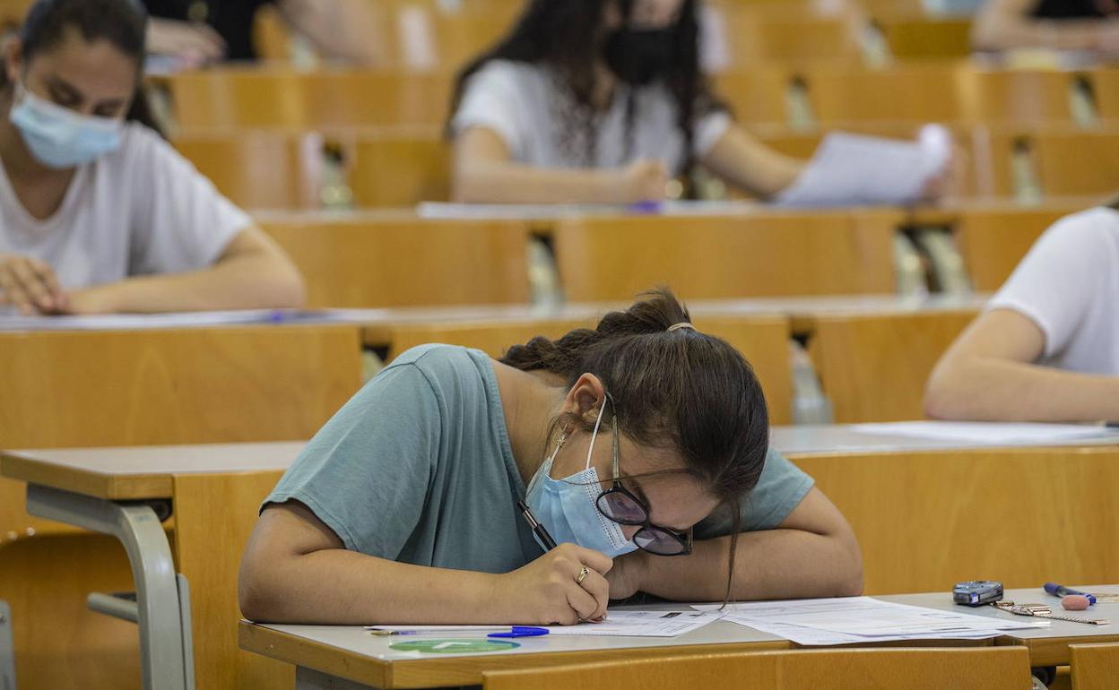 Una alumna durante un examen de la EBAU en Cartagena, esta semana. 