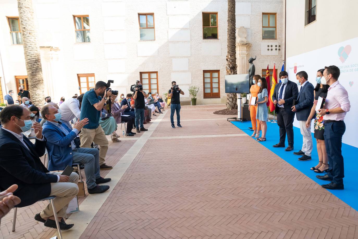 Fotos: López Miras preside el acto de entrega de diplomas a los referentes en sensibilización contra la violencia de género