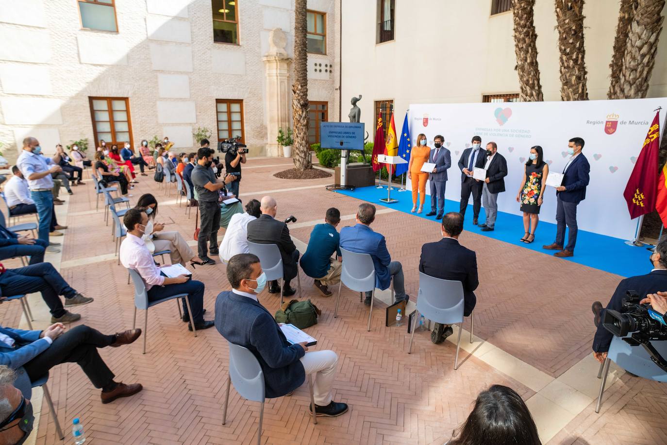 Fotos: López Miras preside el acto de entrega de diplomas a los referentes en sensibilización contra la violencia de género