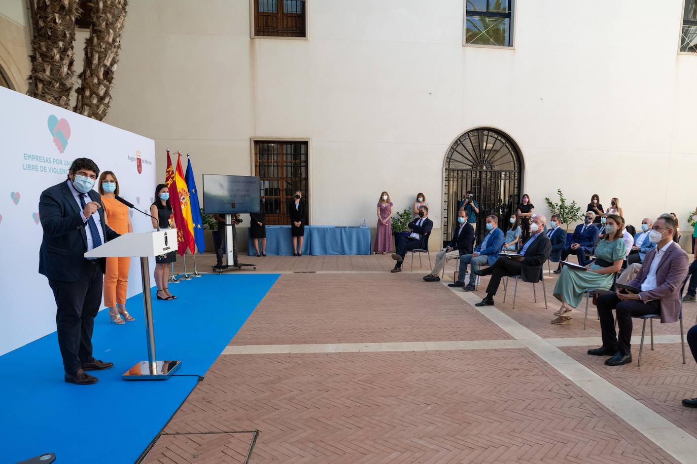 Fotos: López Miras preside el acto de entrega de diplomas a los referentes en sensibilización contra la violencia de género