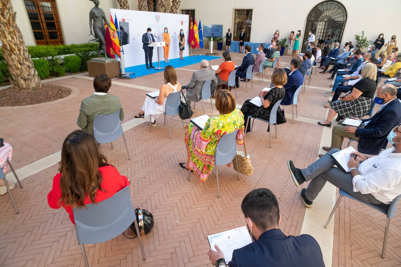 Fotos: López Miras preside el acto de entrega de diplomas a los referentes en sensibilización contra la violencia de género