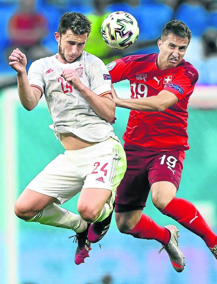 Laporte salta con Gavranovic en busca de la pelota.