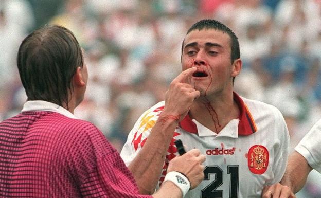 Luis Enrique muestra la sangre al árbitro Sandor Puhl.