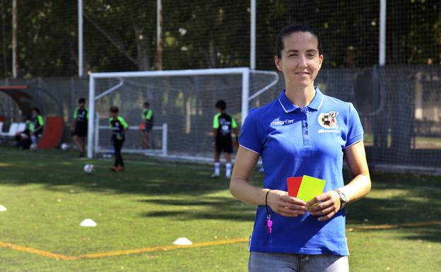 La árbitra Loli Martínez Madrona, ayer, en el campo de fútbol de La Flota. 