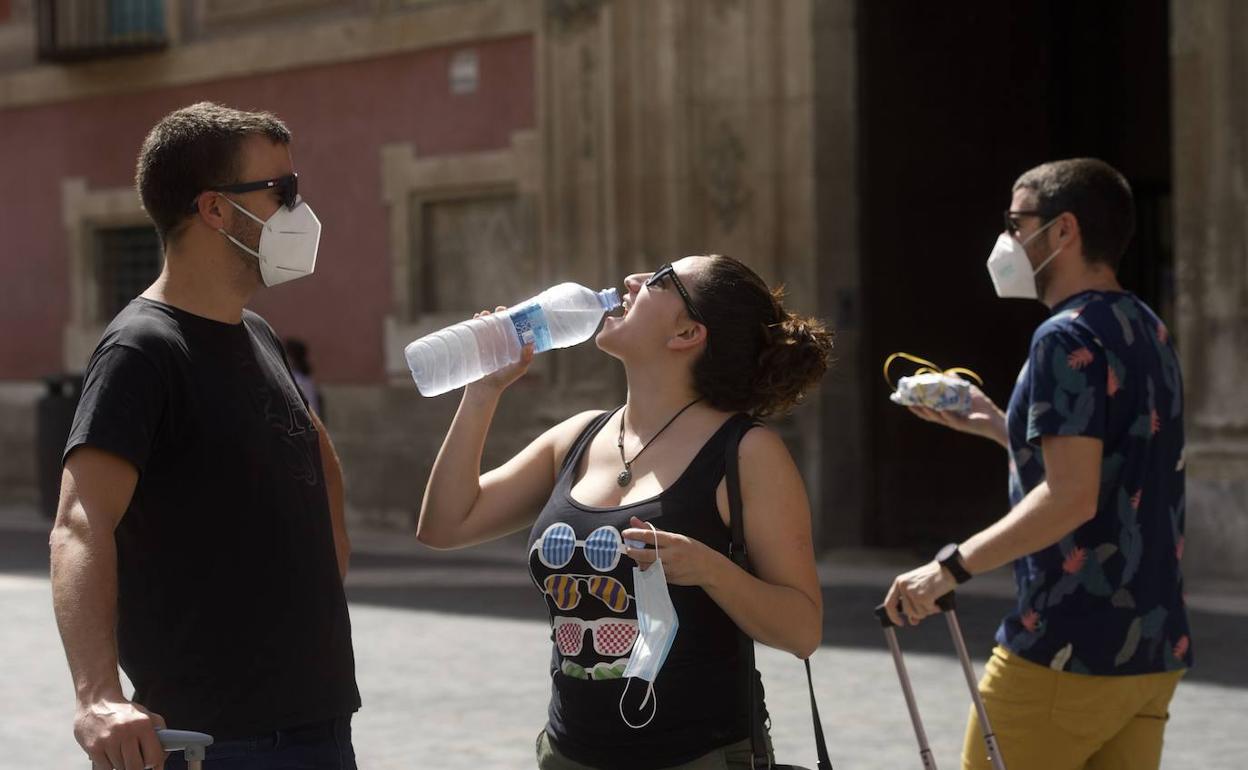 Intenso calor en el centro de Murcia, en una imagen de archivo. 