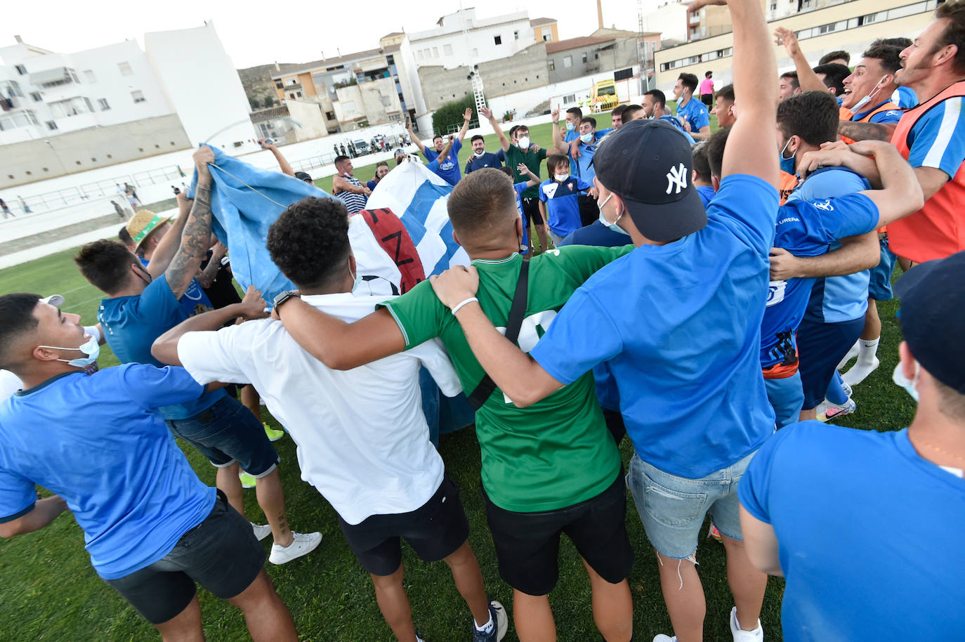 Fotos: El Bala Azul regresa a su sitio tras superar a un digno Fortuna