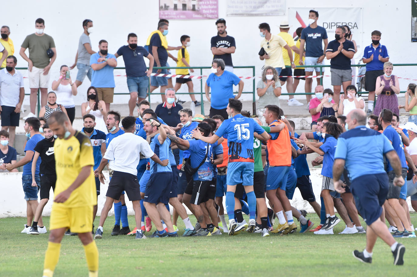 Fotos: El Bala Azul regresa a su sitio tras superar a un digno Fortuna