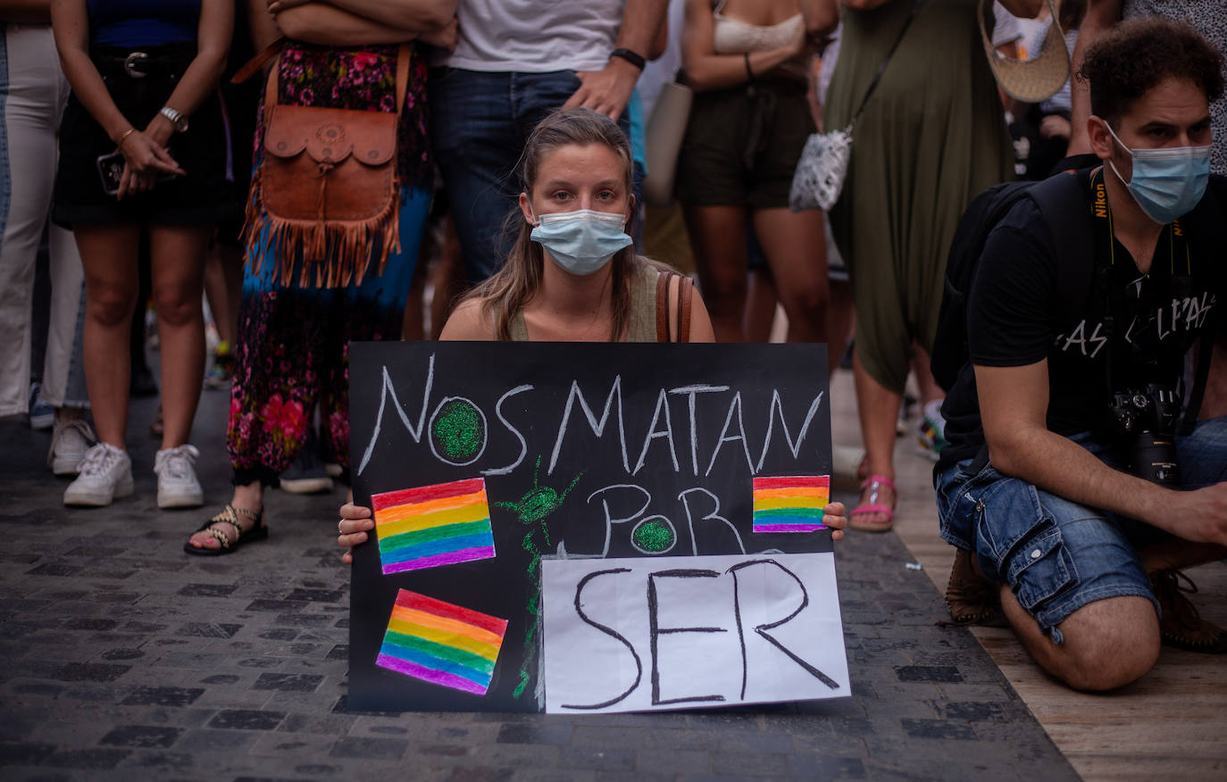 Fotos: Concentración en Murcia para condenar el homicidio de un joven en La Coruña