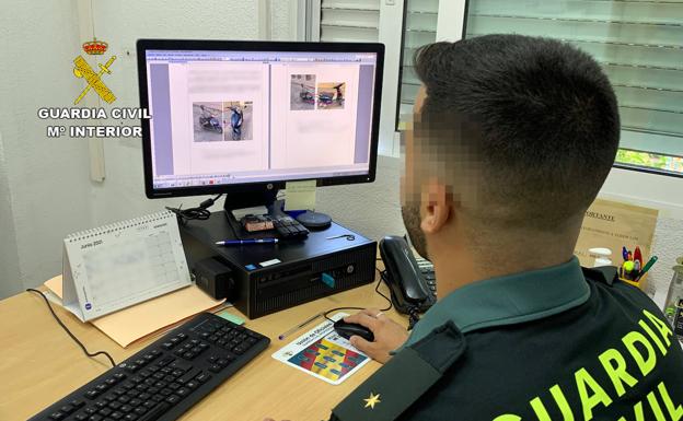 Un agente de la Guardia Civil trabaja en la operación.