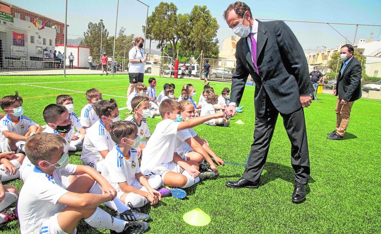 Emilio Butragueño saluda a algunos de los niños y niñas inscritos en el campus del Real Madrid, ayer en Molinos Marfagones. 